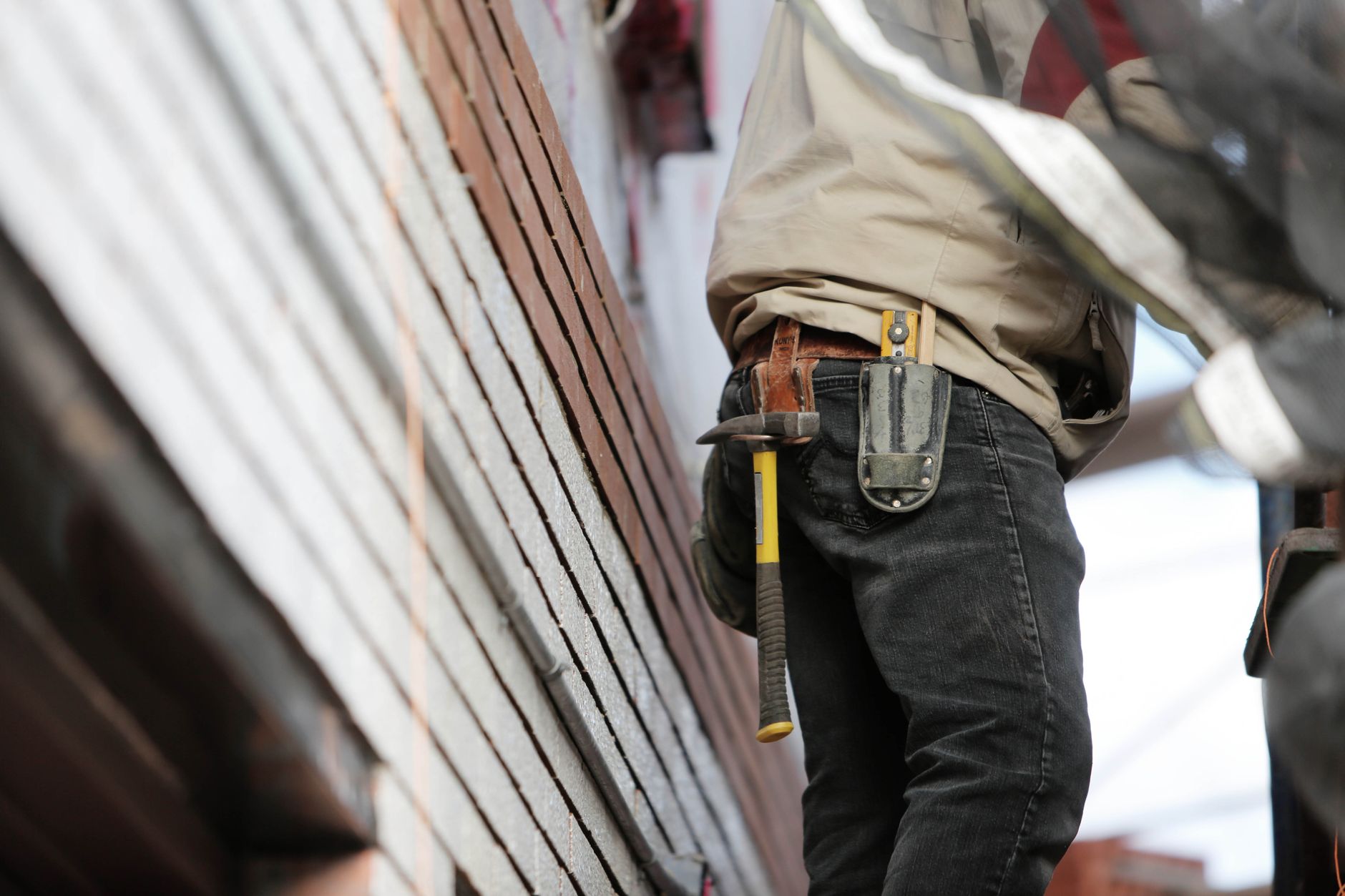 A carpenter replacing weatherboards